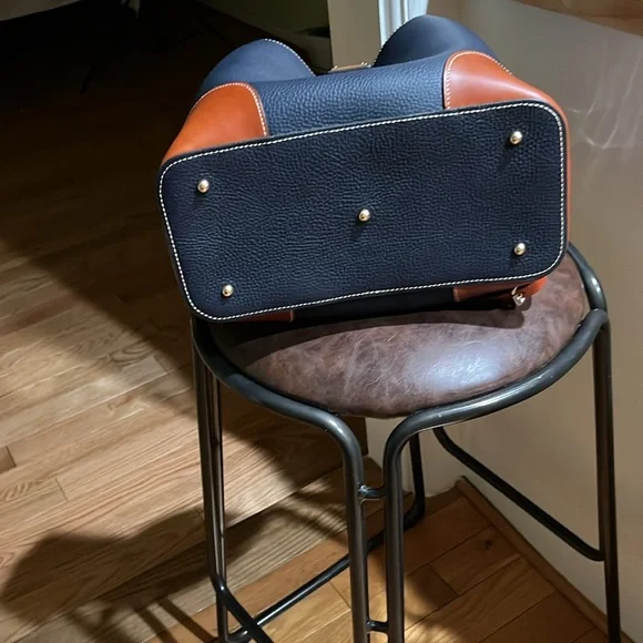 Dooney& Burke navy handbag. New. Never used. Leather handbag with key ring - Picture 2 of 8